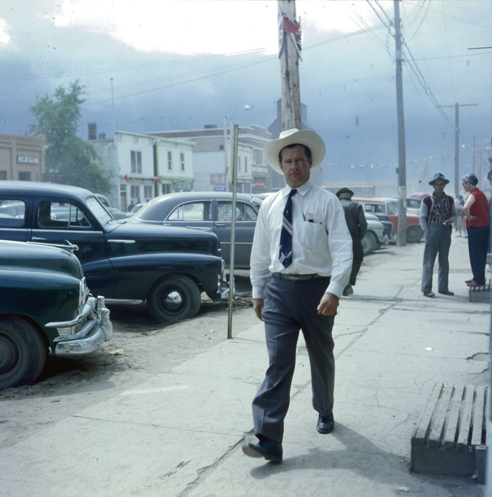  Пешеход на улице маленького городка, 1956 год