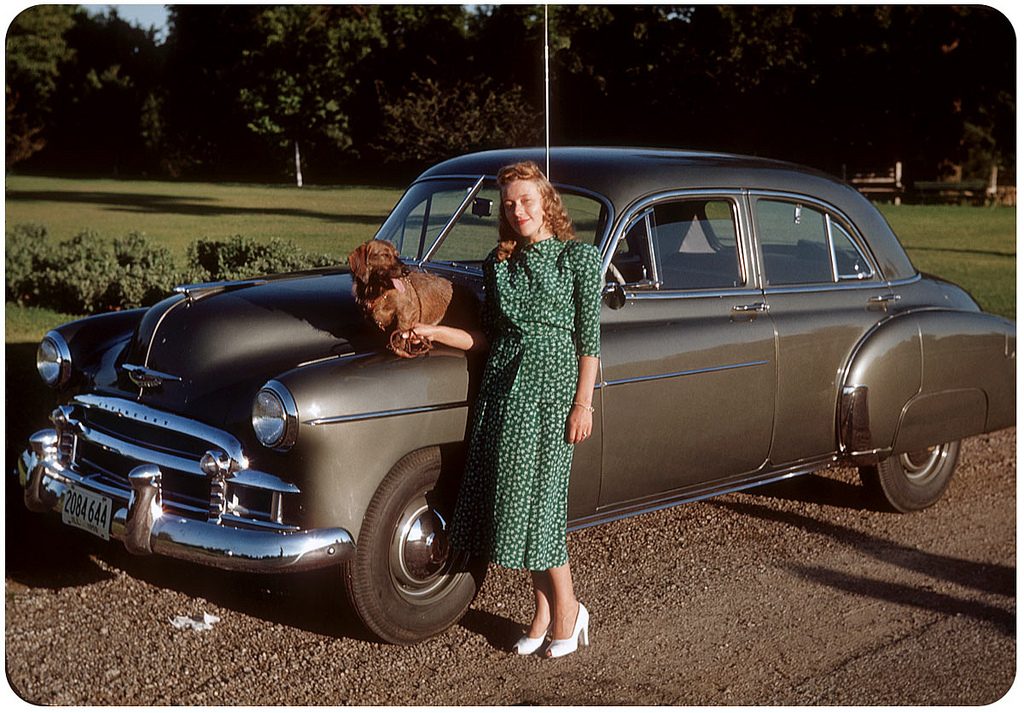 Девушка с собакой и Chevrolet Styleline DeLuxe 4 Door, 1950 год