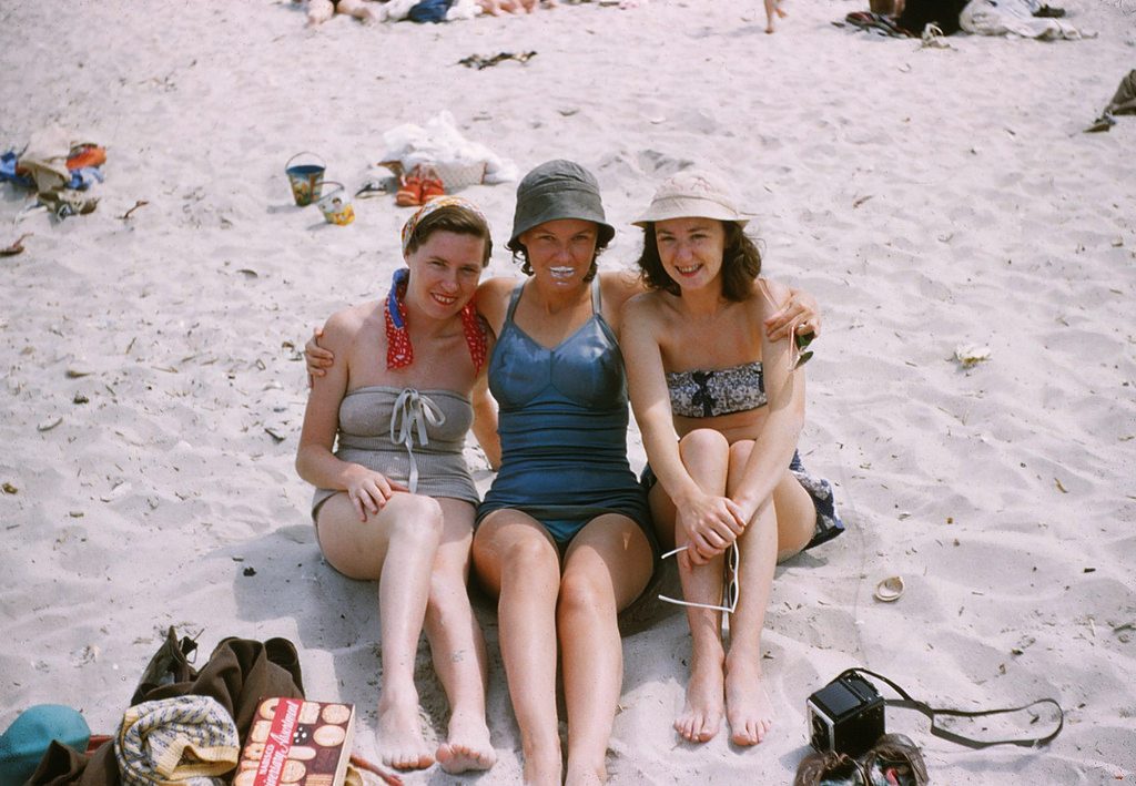 Девушки на пляже, 1953
