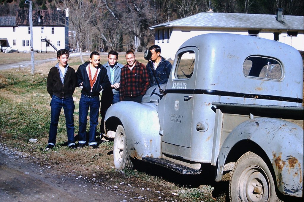 Мужчины у пикапа, 1959 год