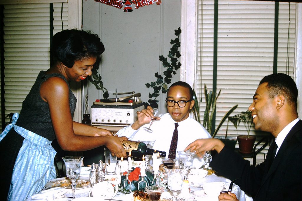 Очень мало фотографий того времени с афро-американцами. На фото семья собралась за столом на Рождество