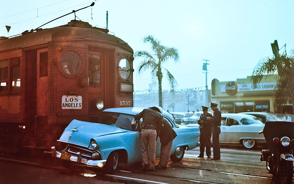 Столкновения Форда и пригородного поезда, Лос-Анджелес, 1955 год
