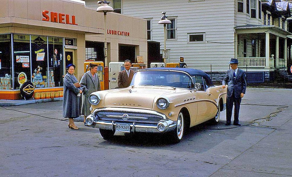  На заправочной станции, 1957 год
