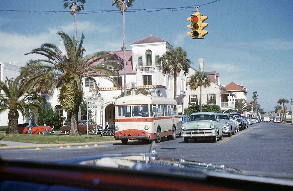 Автомобили остановились на светофоре, Флорида, 1954г.