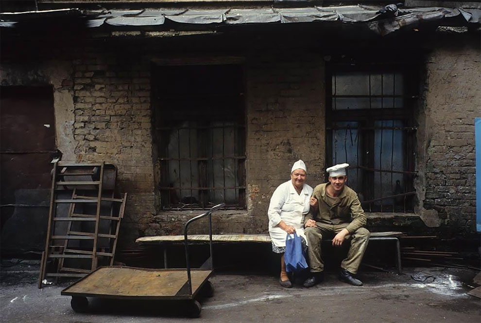 Сотрудники гостиницы "Центральная" на ее заднем дворе. Москва, ул. Горького, 1991 г