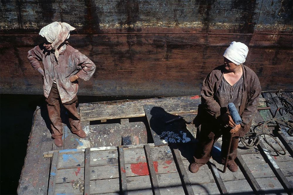 Красноярск, женщины-маляры в речном порту, 1993 год
