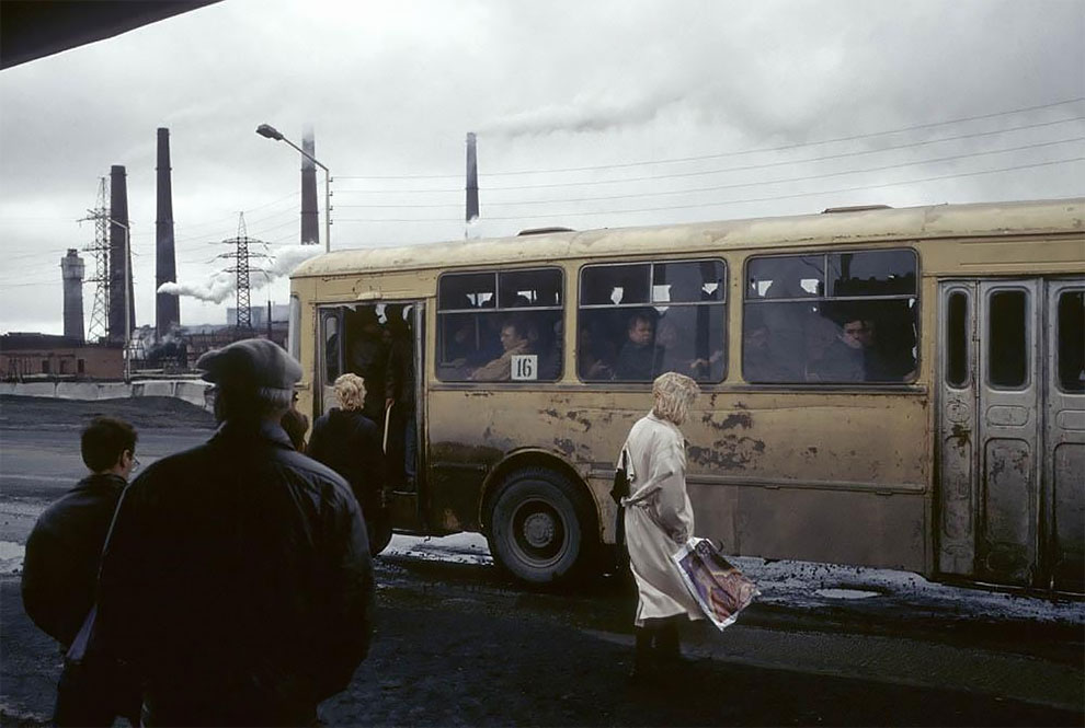 Норильск, автобусная остановка. 1993 г.