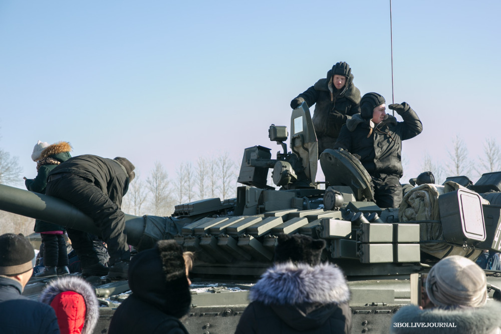 Россия стянула тяжелое вооружение к границе НАТО