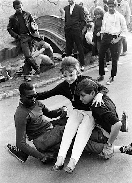 Потрясающие черные-белые фотографии cкейтбордистов Нью-Йорка в 1960 году