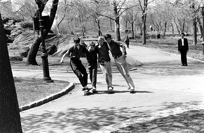Потрясающие черные-белые фотографии cкейтбордистов Нью-Йорка в 1960 году