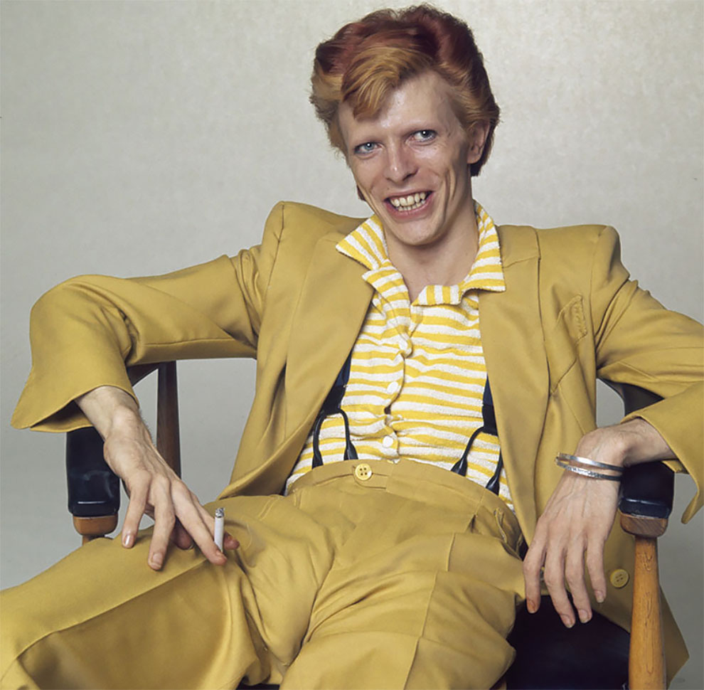 Девид Боуи в костюме горчичного цвета