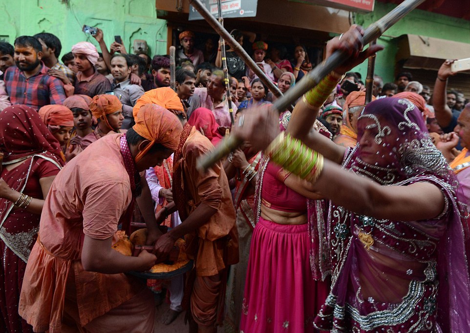 Латмар Холи - праздник весны в Индии