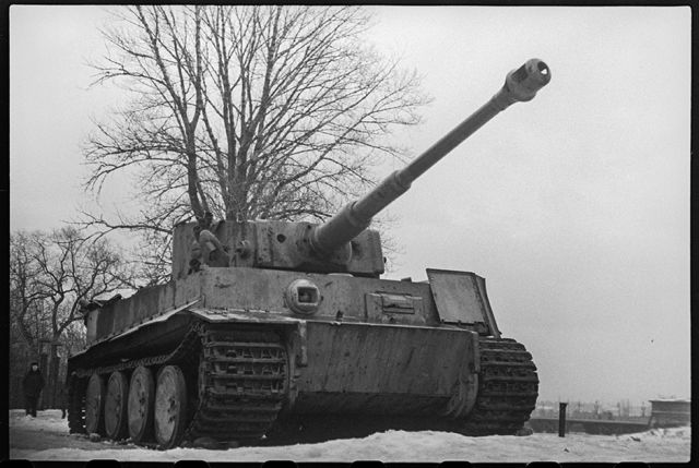 Тяжелый немецкий танк «Тигр», захваченный советскими войсками. Ленинградский фронт, 1943 год: