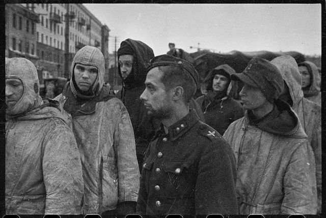 Немецкие солдаты и офицеры, взятые в плен в боях за Ленинград. Ленинградский фронт, 17 января 1944 года: