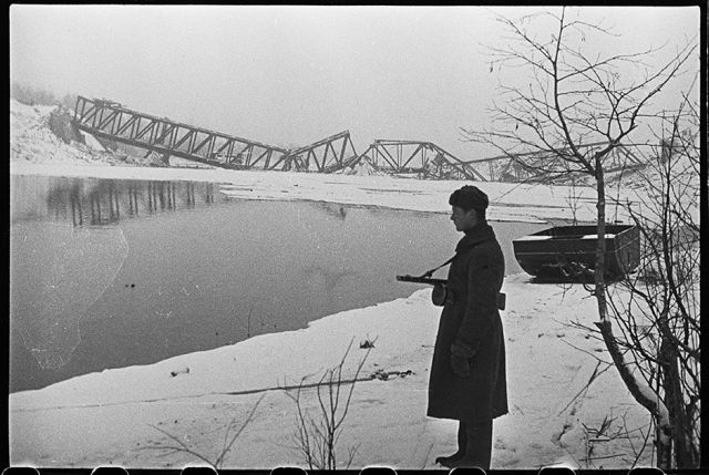 Железнодорожный мост через реку Лугу, взорванный немцами при отступлении. Ленинградский фронт, 1943 год: