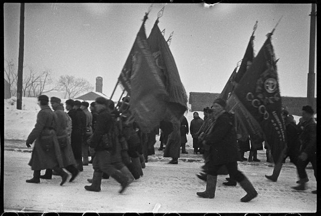 Партизаны, более двух лет воевавшие в тылу у немцев под Ленинградом, возвращаются в освобожденный город. Ленинградский фронт, 1943 год: