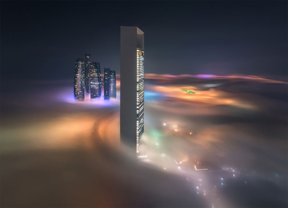 Возвышающиеся над туманом небоскребы в Абу-Даби