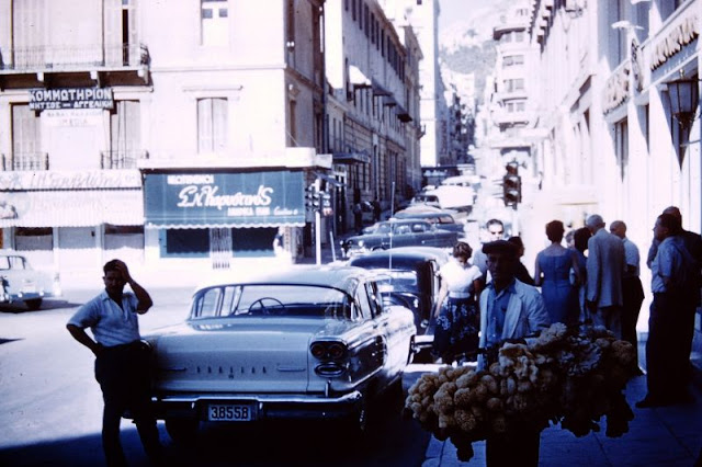 Увлекательные цветные фотографии повседневной жизни Афин 1950-х годов