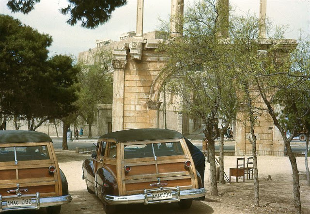 Увлекательные цветные фотографии повседневной жизни Афин 1950-х годов