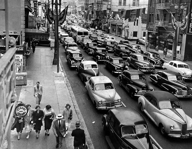 Пробки на 6-й улице в центре Лос-Анджелеса во время транзитной забастовки, 1950