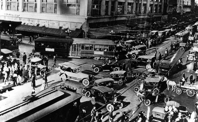 Угол 7-й улицы и Бродвея, в центре Лос-Анджелеса, 1920-е годы