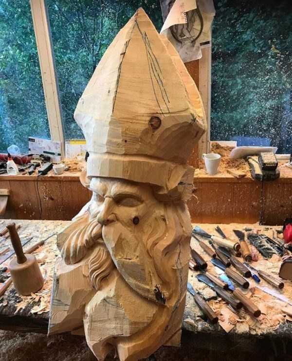 Впечатляющая скульптура из дерева