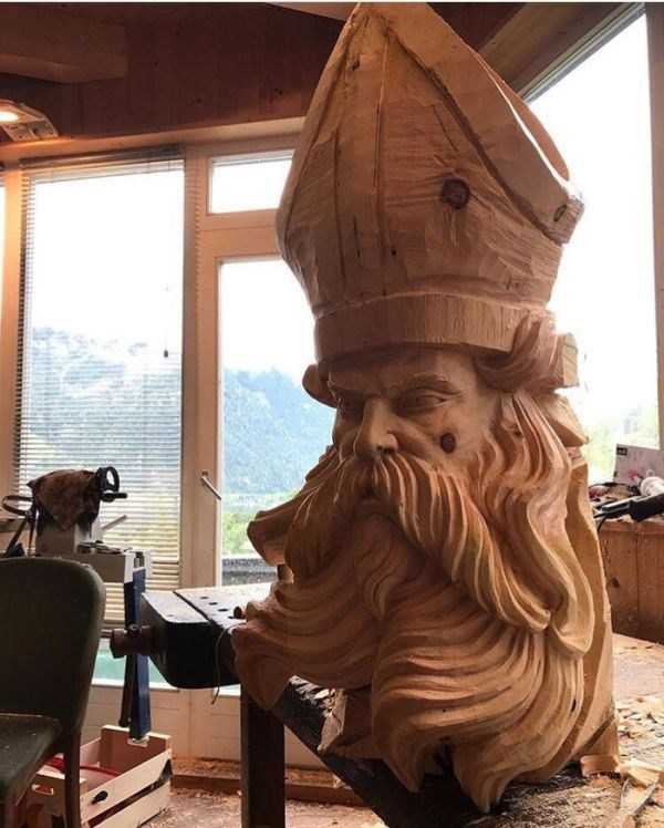 Впечатляющая скульптура из дерева