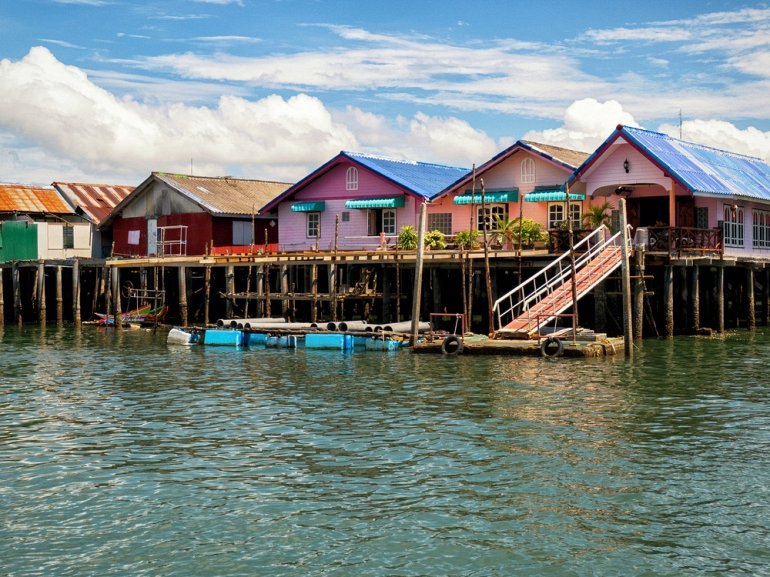 Плавающая деревня в Тайланде