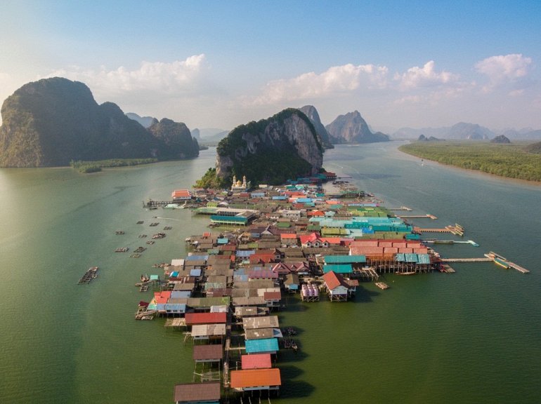 Плавающая деревня в Тайланде