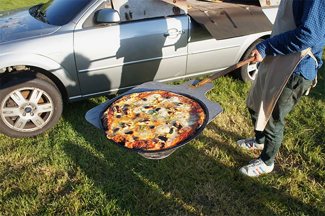 Старый автомобиль был превращен в печь для пиццы