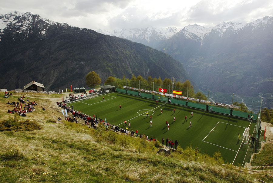 Футбольные поля в самых необычных местах