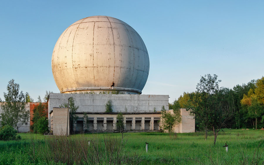 Старый гигантский купол радиолокационной антенны, часть прежней системы противоракетной обороны в Наро-Фоминске: