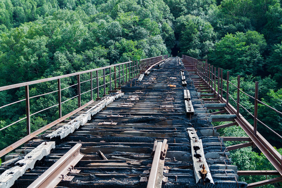 Разрушенный железнодорожный мост в Холмске, Сахалинской области