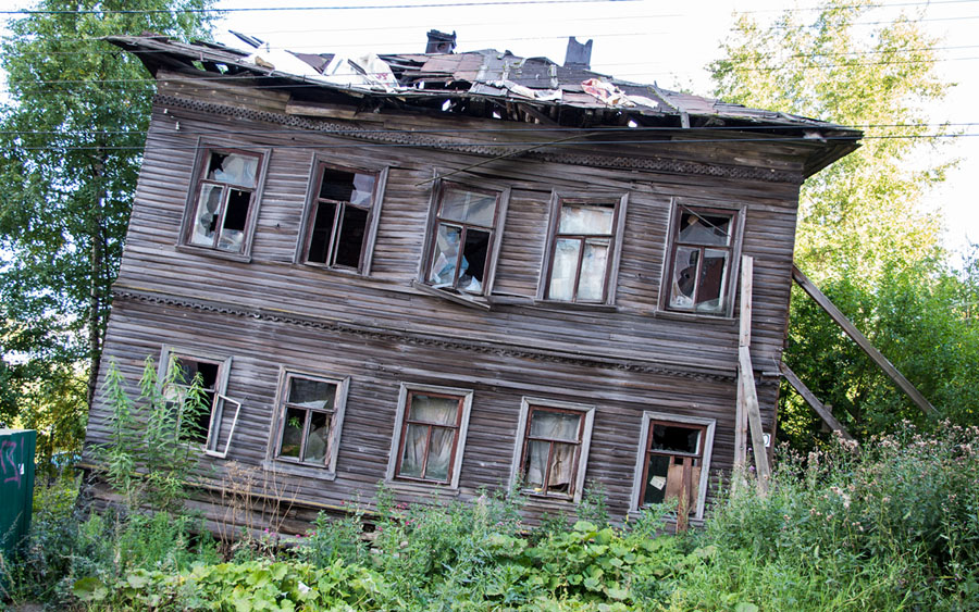 Ветхий деревянный дом в Архангельске: