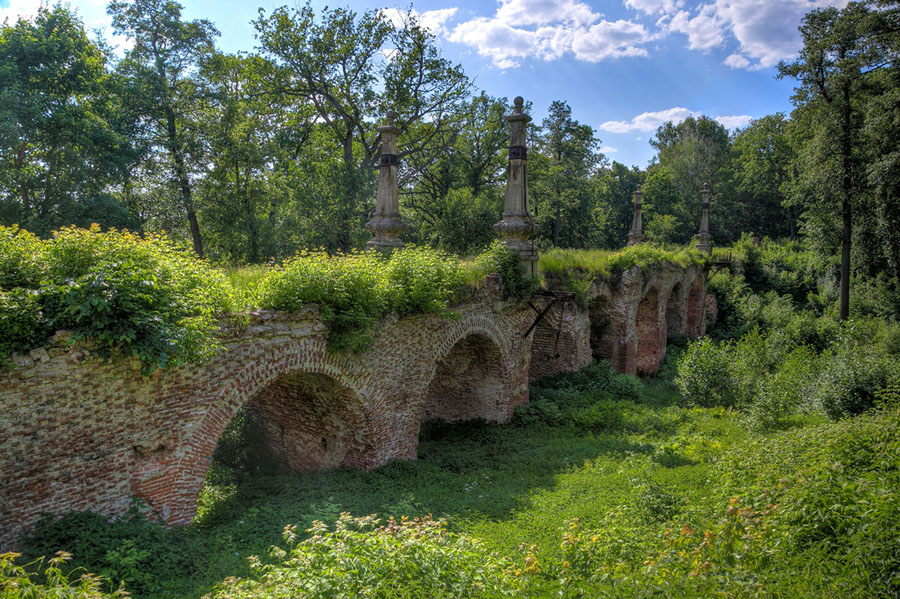 Разрушенный, заросший красно-кирпичный мост в лесу Рязанской области