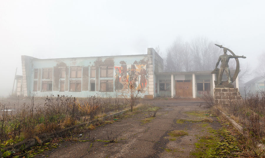 Разрушенное здание в тумане