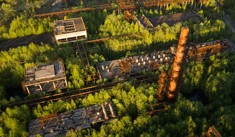 Незавершенный, заброшенный и заросший нефтеперерабатывающий завод в Ленинградской области