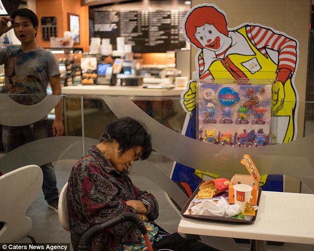 Почему жители Гонконга спят в «Макдональдсах»?