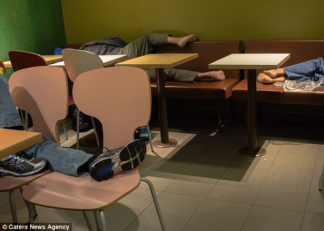 Почему жители Гонконга спят в «Макдональдсах»?