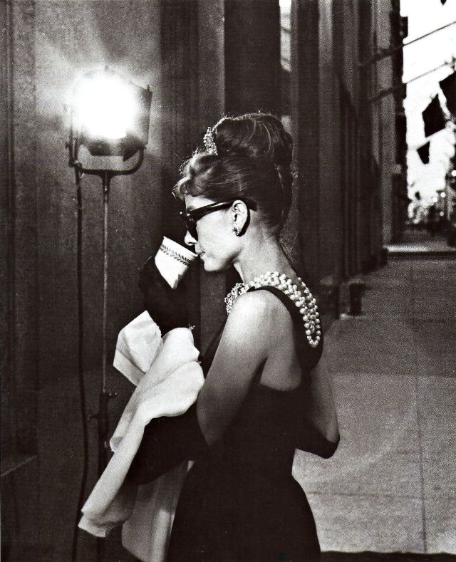 Гламурные фотографии Одри Хепберн в романтической комедии «Завтрак у Тиффани»