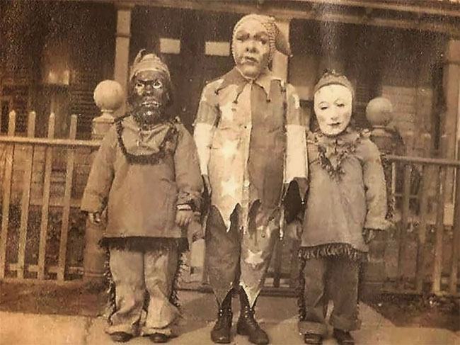 Коллекция кошмарных Винтажных фотографий с Хэллоуина начиная с 1930-х годов