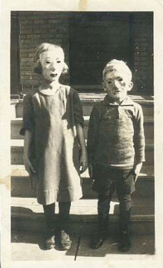 Коллекция кошмарных Винтажных фотографий с Хэллоуина начиная с 1930-х годов