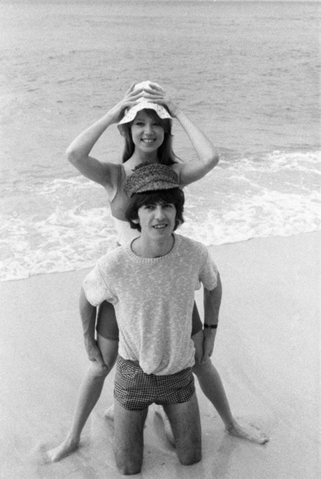 Джордж Харрисон и Патти Бойд в их медовый месяц на пляже Гиббс в Барбадосе, 1966