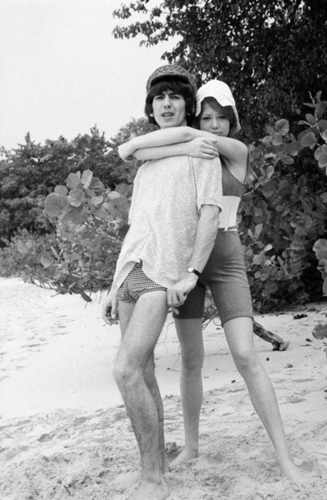 Джордж Харрисон и Патти Бойд в их медовый месяц на пляже Гиббс в Барбадосе, 1966
