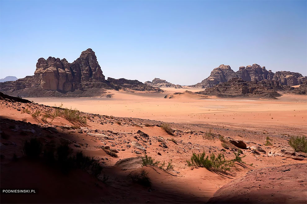 Фотограф нашел заброшенный "дворец" в пустыне