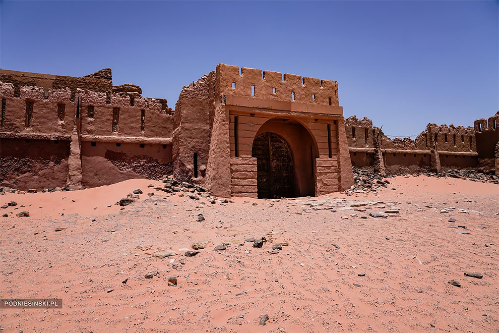 Фотограф нашел заброшенный "дворец" в пустыне