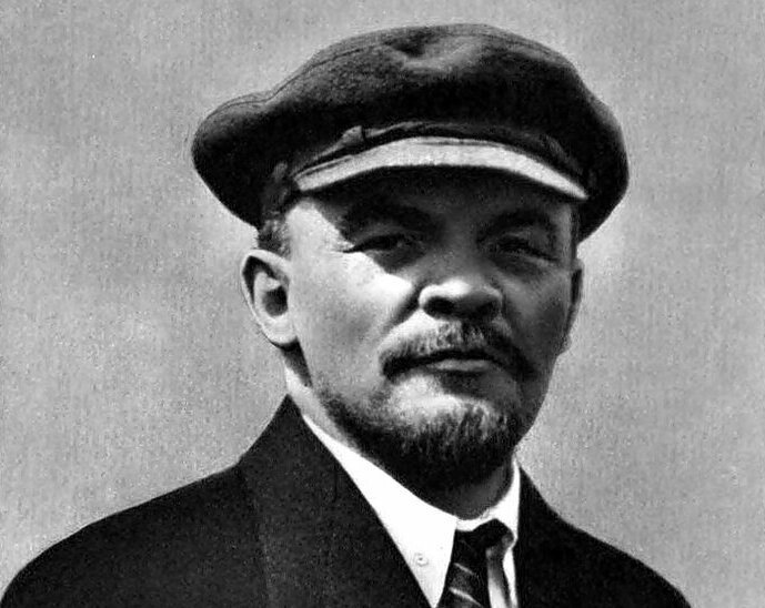 Ленин и две кепки