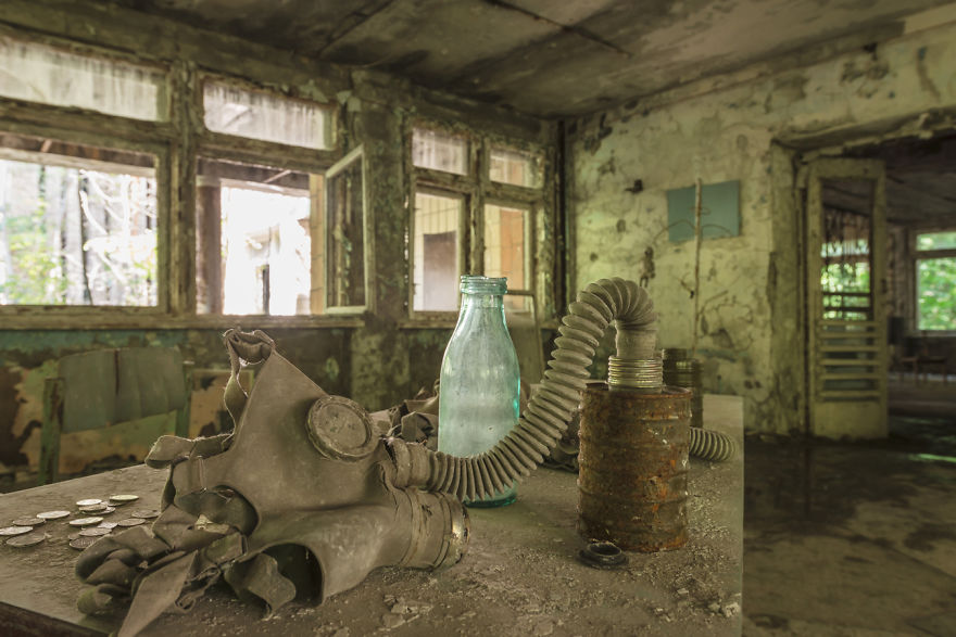 Французский фотограф посетил Чернобыль, и показал пленительные фотографии, как внезапно время остановилось после катастрофы