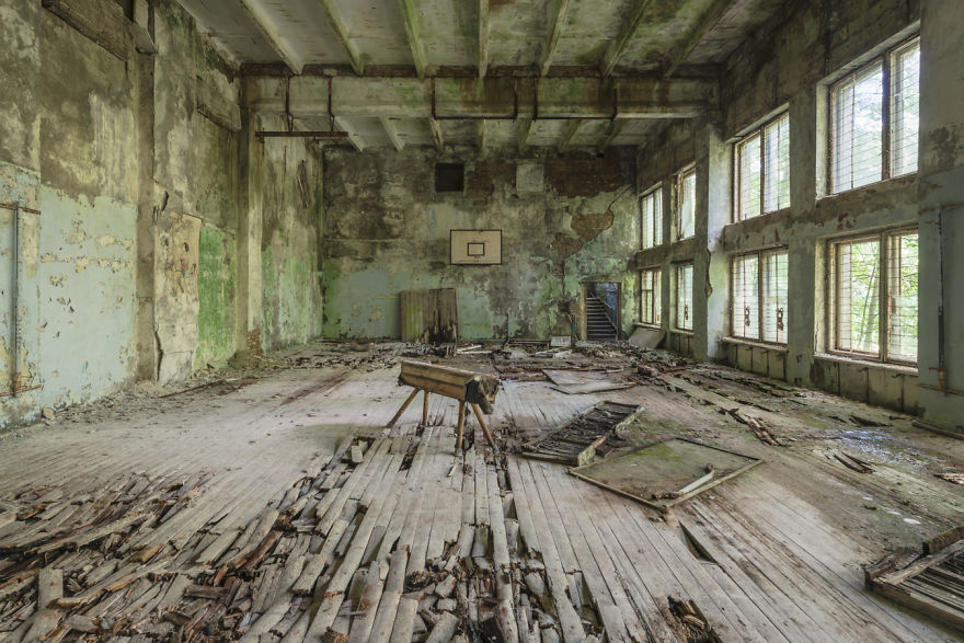 Французский фотограф посетил Чернобыль, и показал пленительные фотографии, как внезапно время остановилось после катастрофы