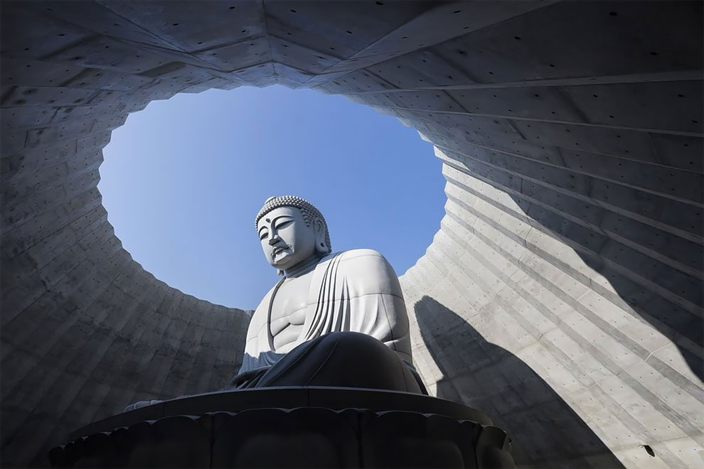 Архитектор Тадао Андо обволакивает гигантскую статую Будды в храме на лавандовой горе